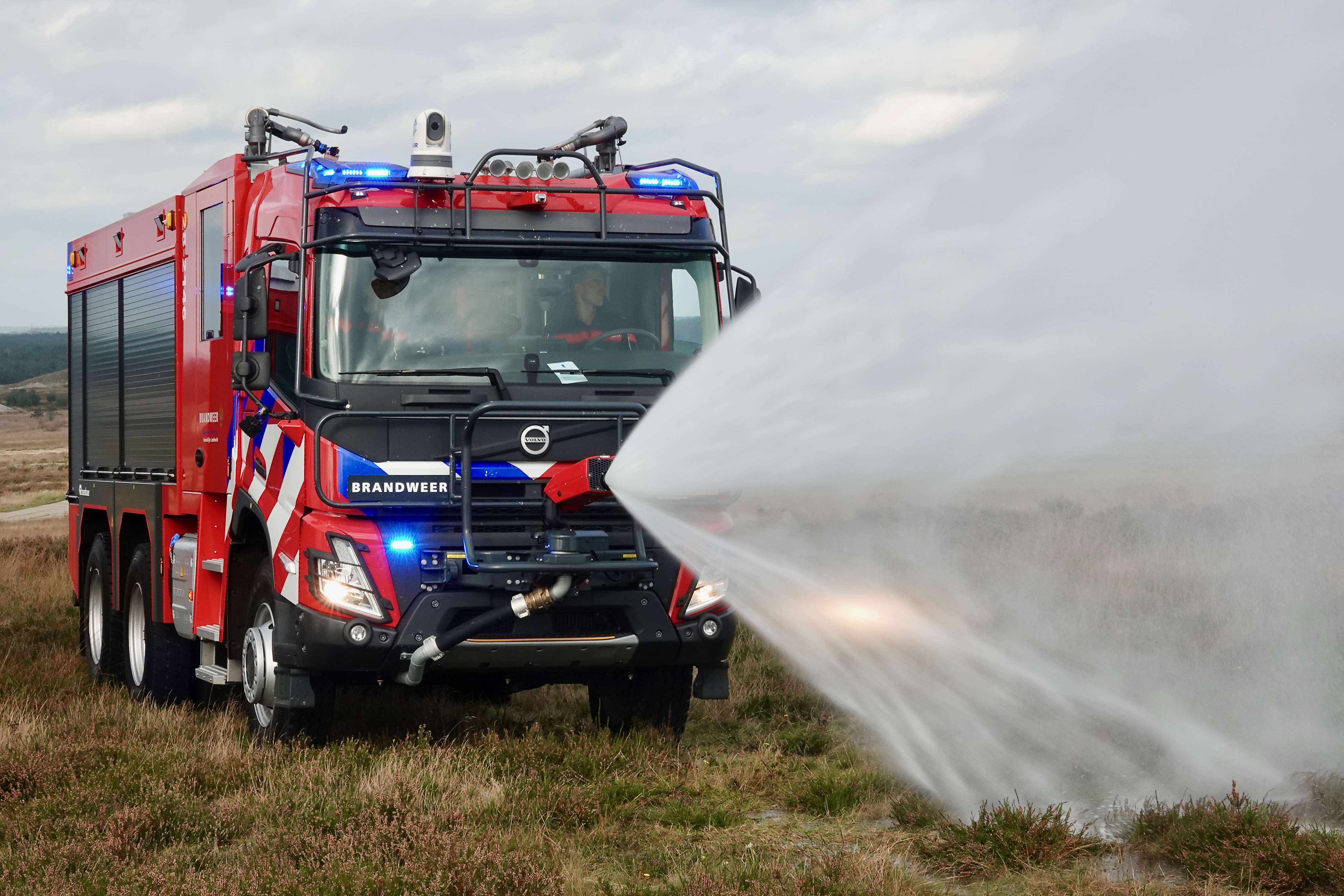 3x Volvo Hybride voor defensie-04.jpg
