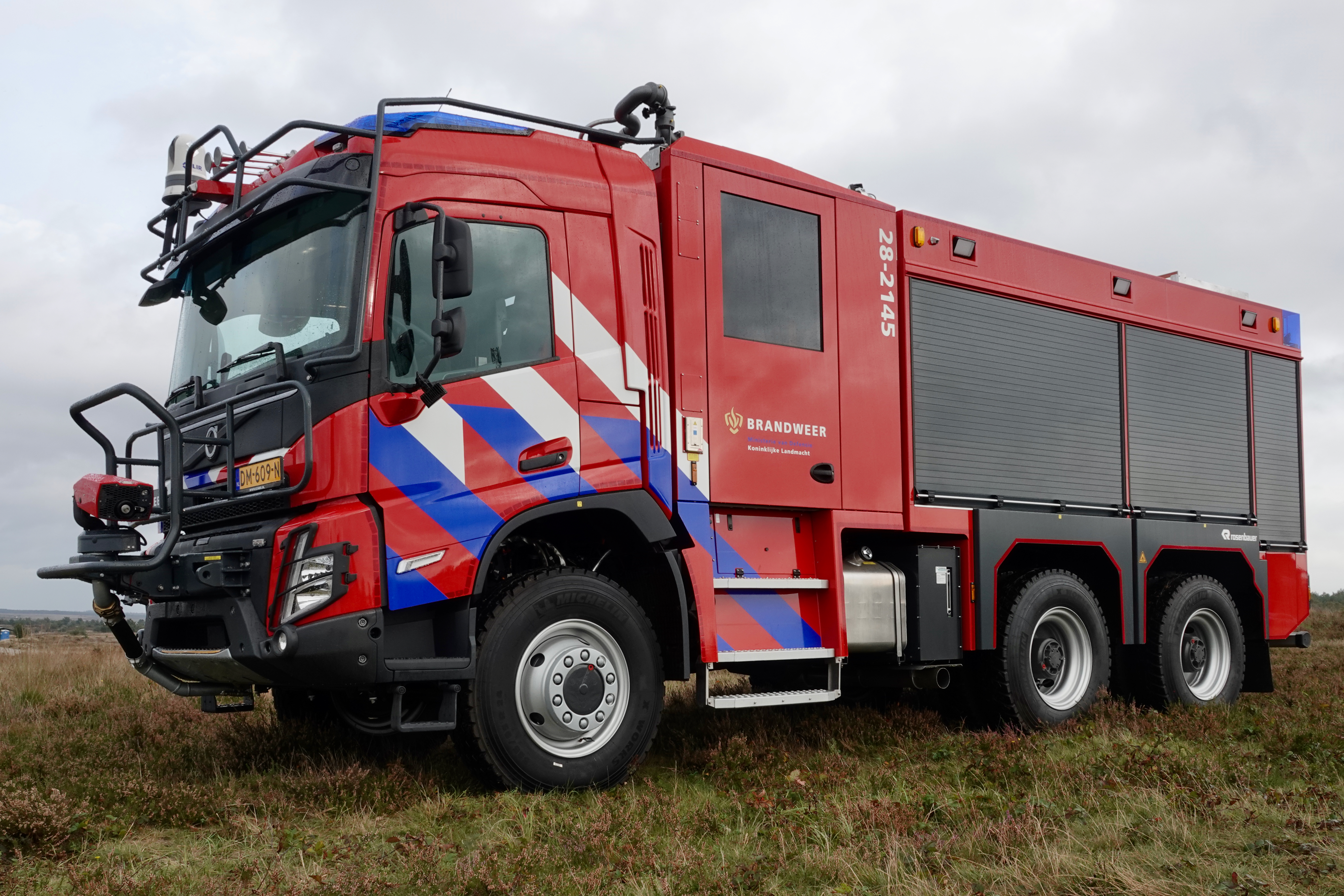 3x Volvo Hybride voor defensie-05.jpg