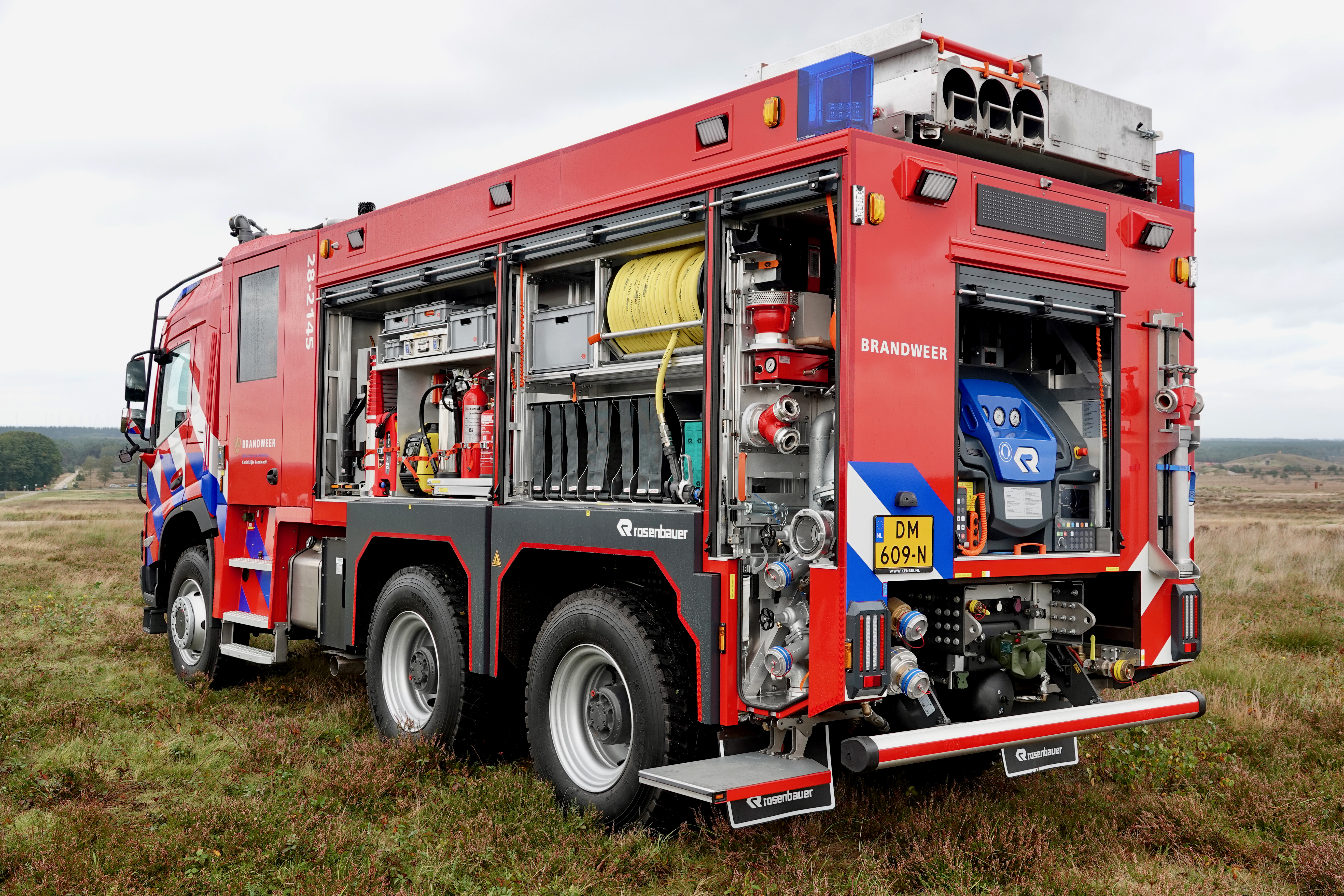 3x Volvo Hybride voor defensie-06.jpg
