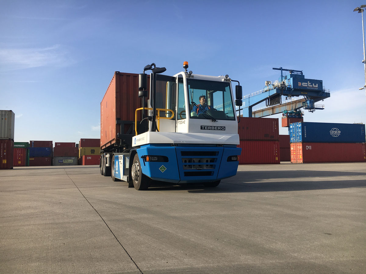 Terberg-waterstof-terminal-trekker-bij-CTU.jpg