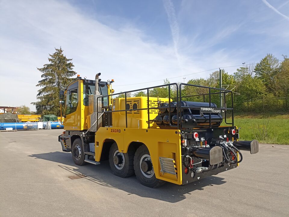 Terberg Road Rail Tractor RR283 v2.jpg
