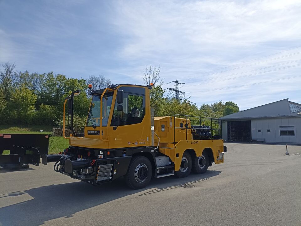 Terberg Road Rail Tractor RR283 v3.jpg